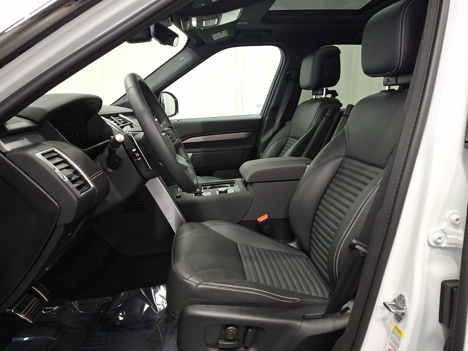 Certified Used 2025 Fuji White Land Rover  image 13