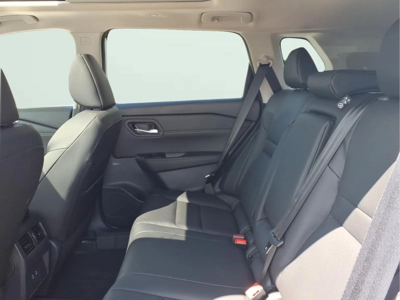 New 2026 Everest White Pearl TriCoat Nissan Dark Armor™ image 7