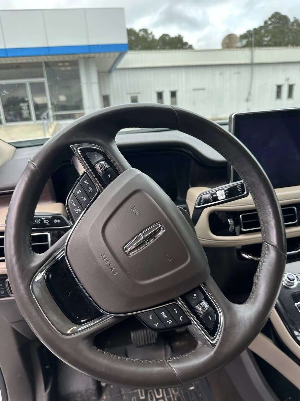 Used 2022 White Lincoln Reserve AWD 4dr SUV image 5