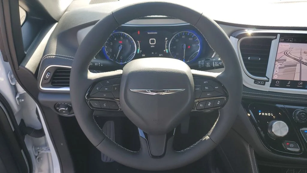Used 2025 White Chrysler Limited image 30