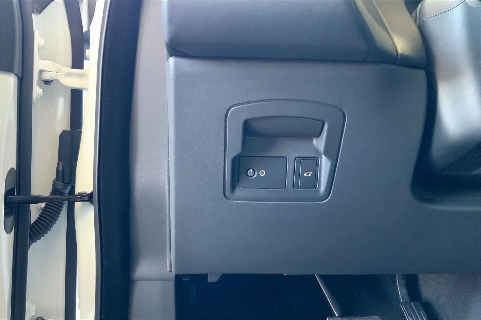 Used 2025 Fuji White Land Rover Dynamic SE image 19