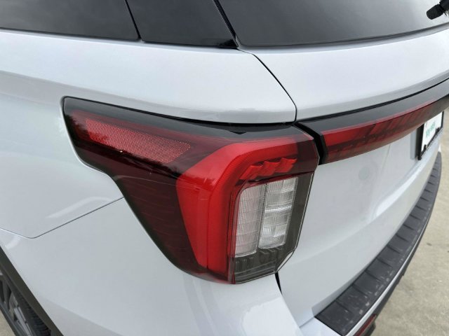 New 2026 Space White Metallic Ford ST-Line image 31