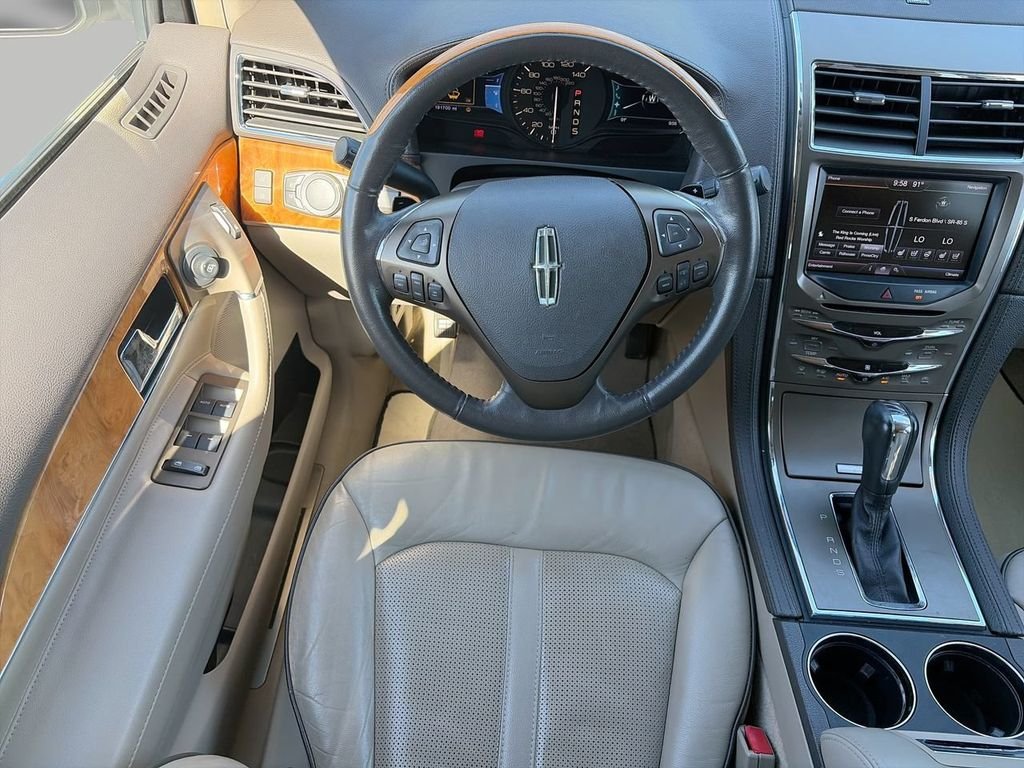 Used 2013 White Lincoln Base image 10