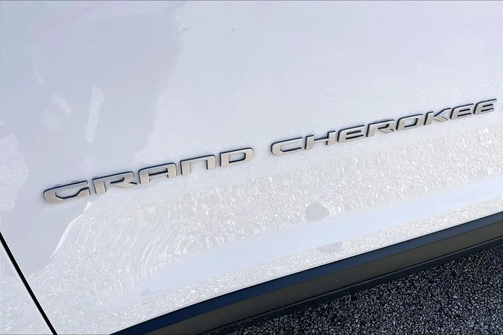 New 2026 Bright White Clear-Coat Exterior Paint Jeep Laredo image 15