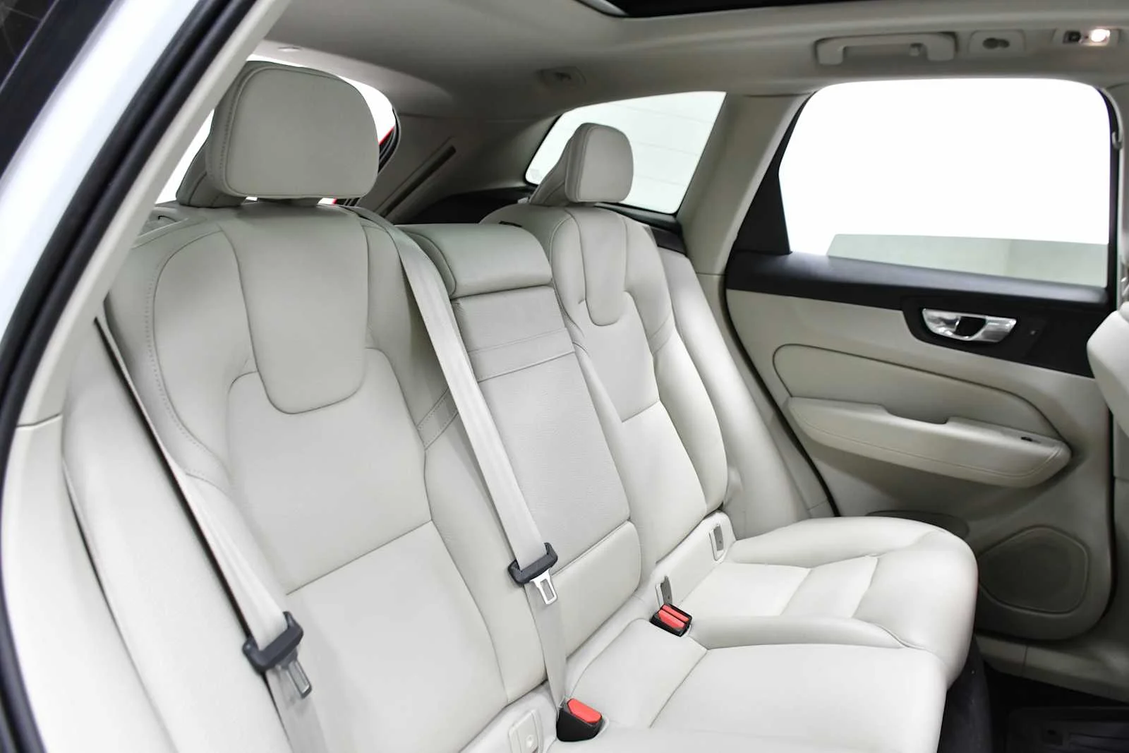 Used 2021 Crystal White Metallic Volvo Momentum image 21
