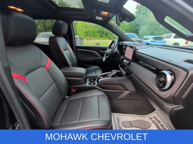 Used 2023 Black Chevrolet Z71 image 29