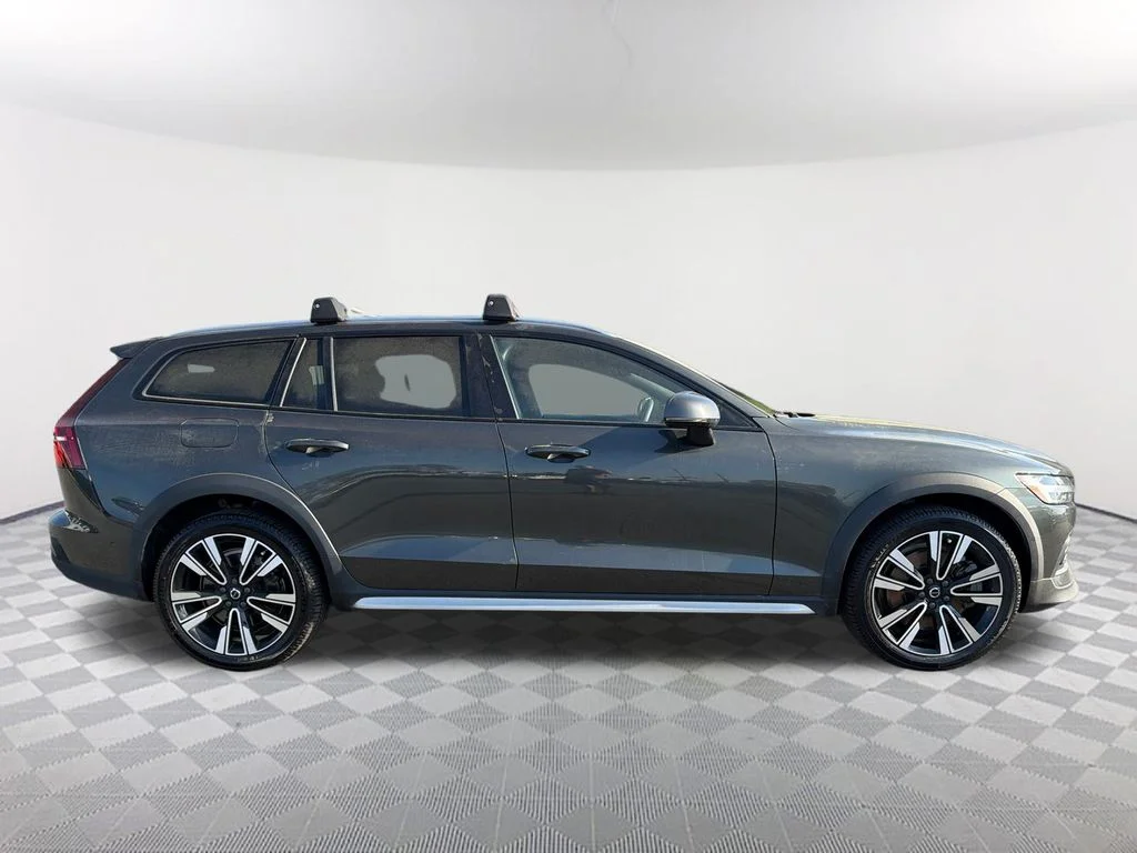 Used 2021 Green Volvo T5 image 4