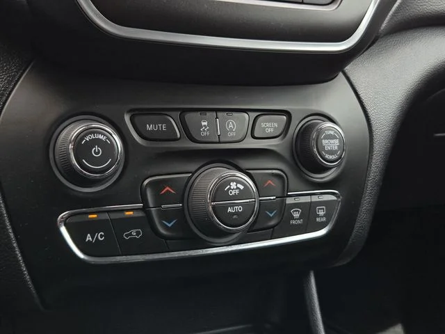 Used 2022 Bright White Clearcoat Jeep Trailhawk image 21