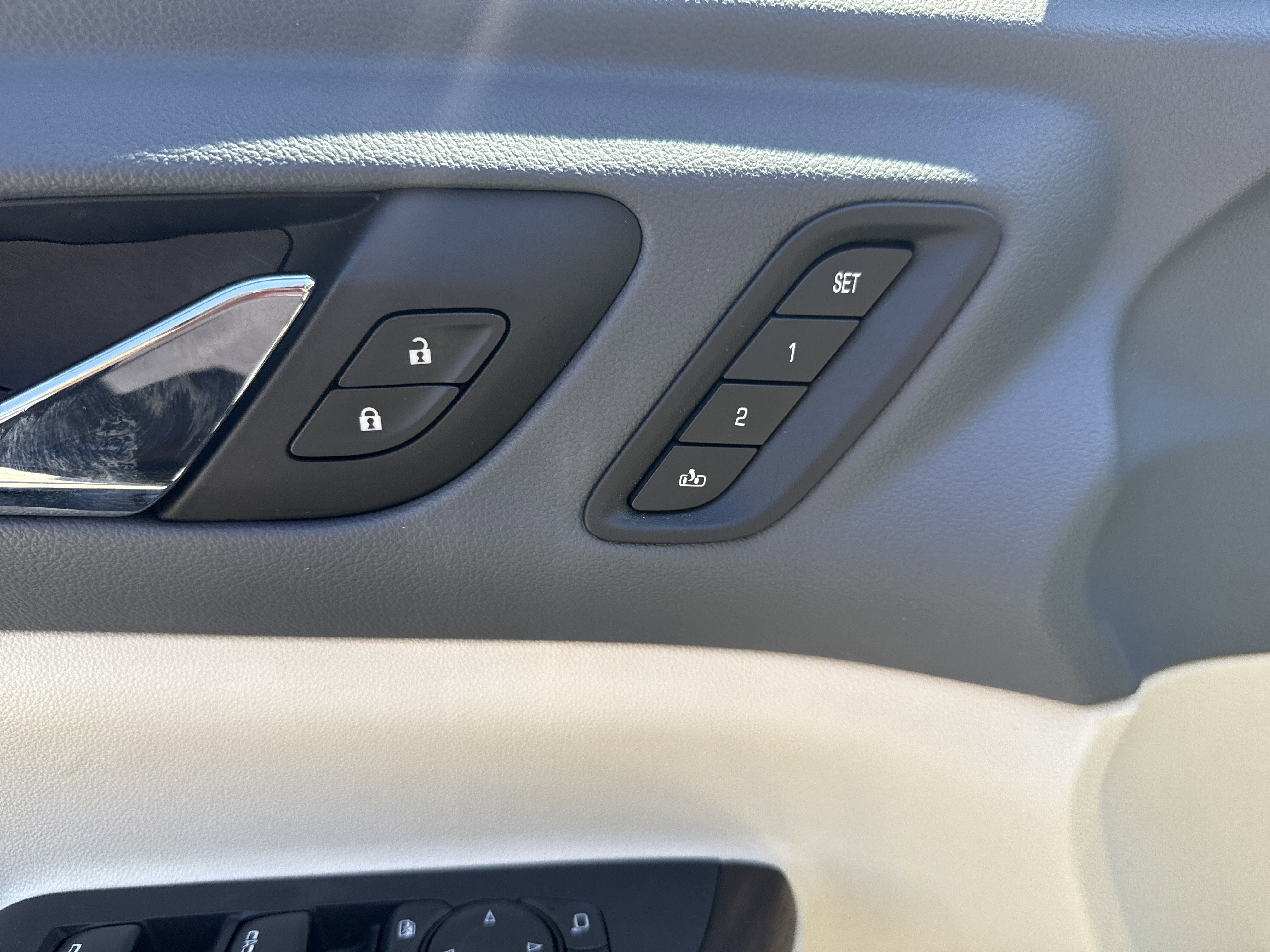 Used 2022 White Frost Tricoat GMC Denali image 12