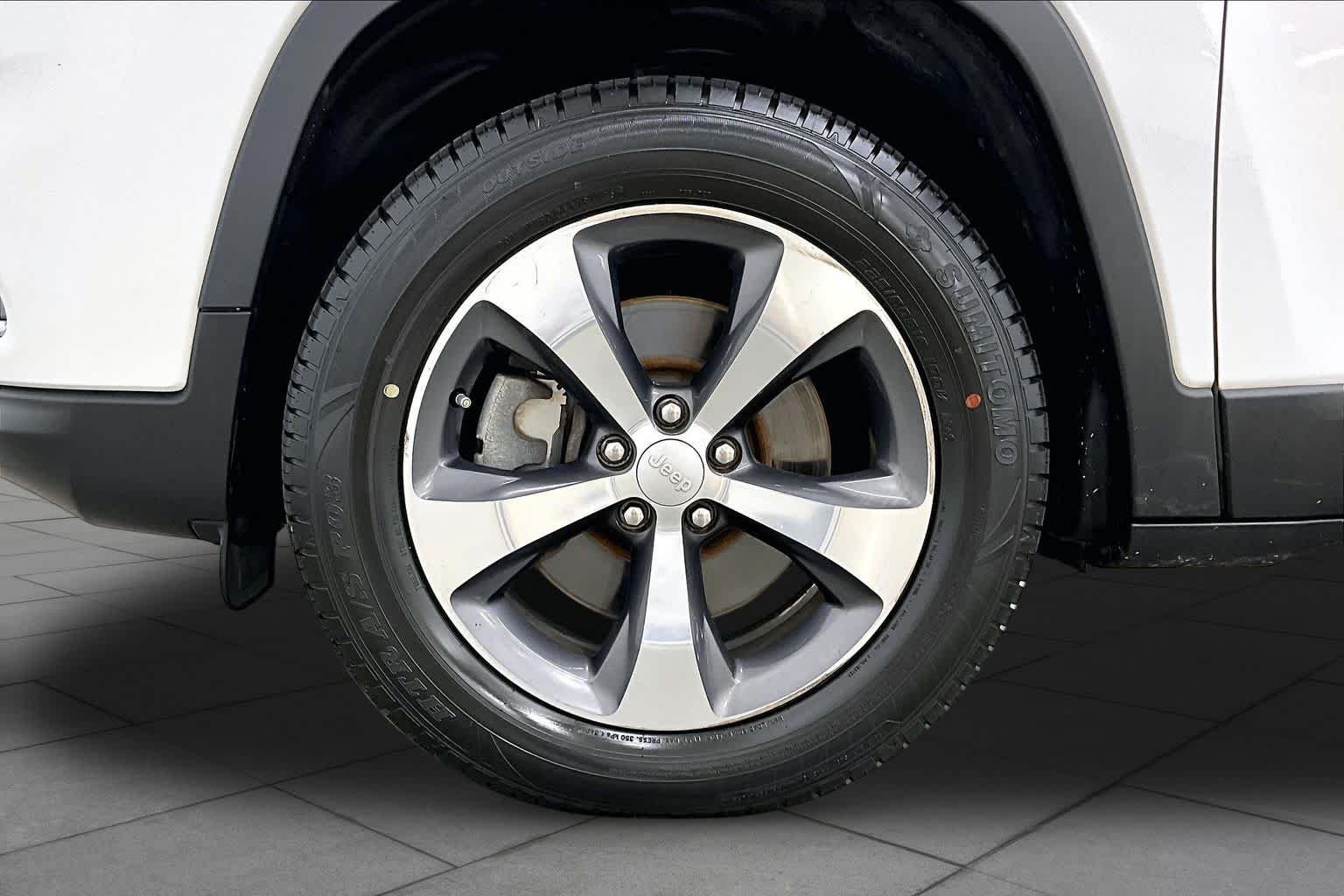 Used 2019 Bright White Clearcoat Jeep Limited image 11