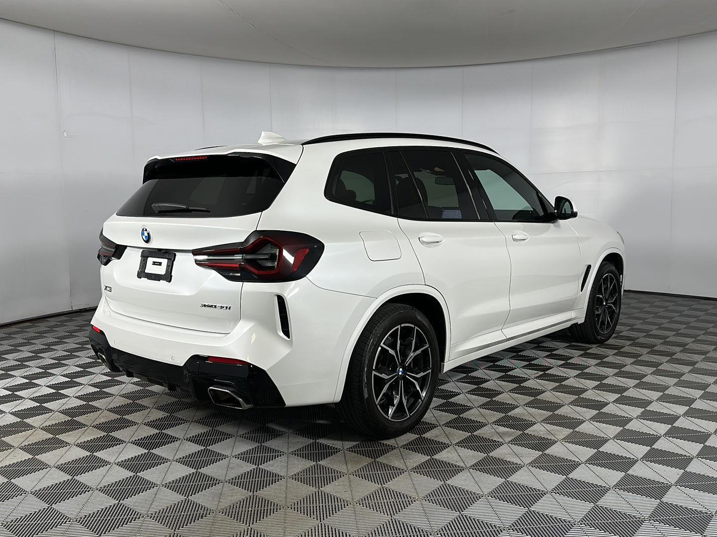 Used 2024 Mineral White Metallic BMW xDrive30i image 27