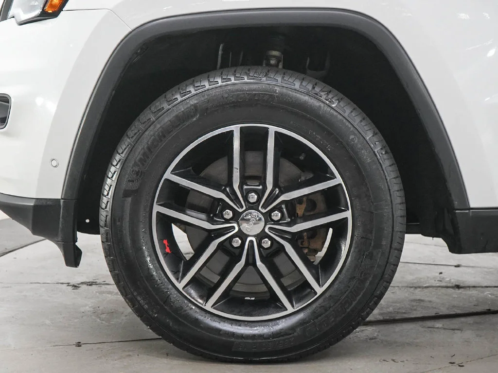Used 2018 Bright White Clearcoat Jeep Trailhawk image 30