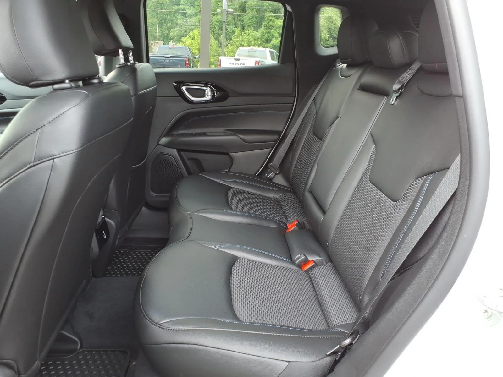 New 2026 Bright White Clearcoat Jeep Latitude Altitude image 5