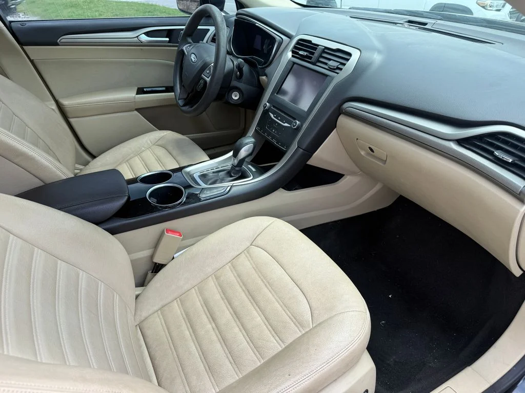 Used 2013 Black Ford SE image 9
