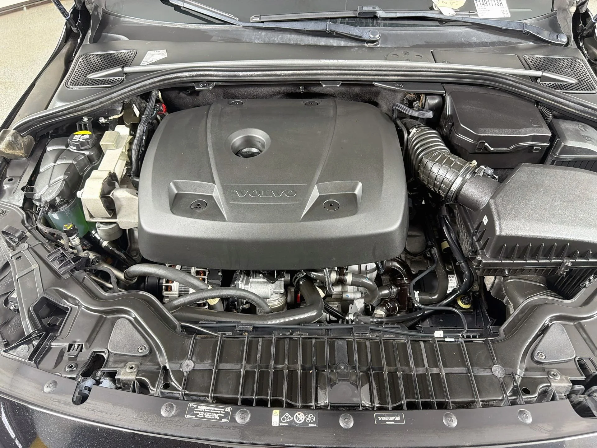 Used 2016 Black Volvo T6 Drive-E R-Design image 31