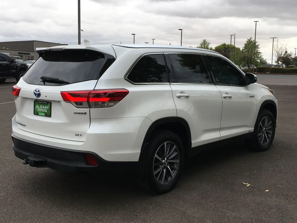 Used 2019 White Toyota XLE image 8