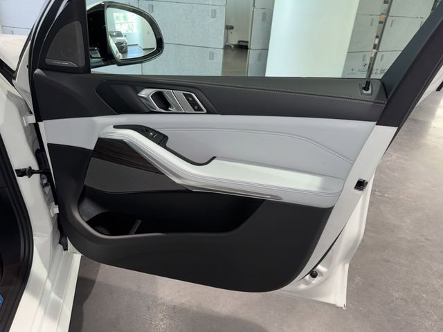 New 2026 Alpine White BMW sDrive40i image 8