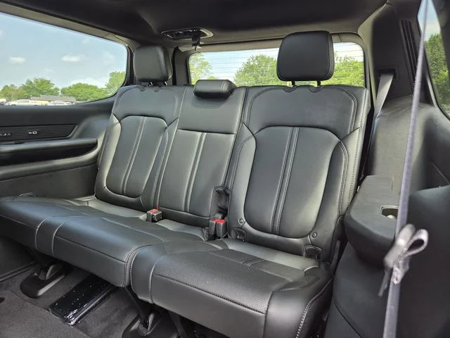 New 2026 Bright White Clear-Coat Exterior Paint Jeep  image 30
