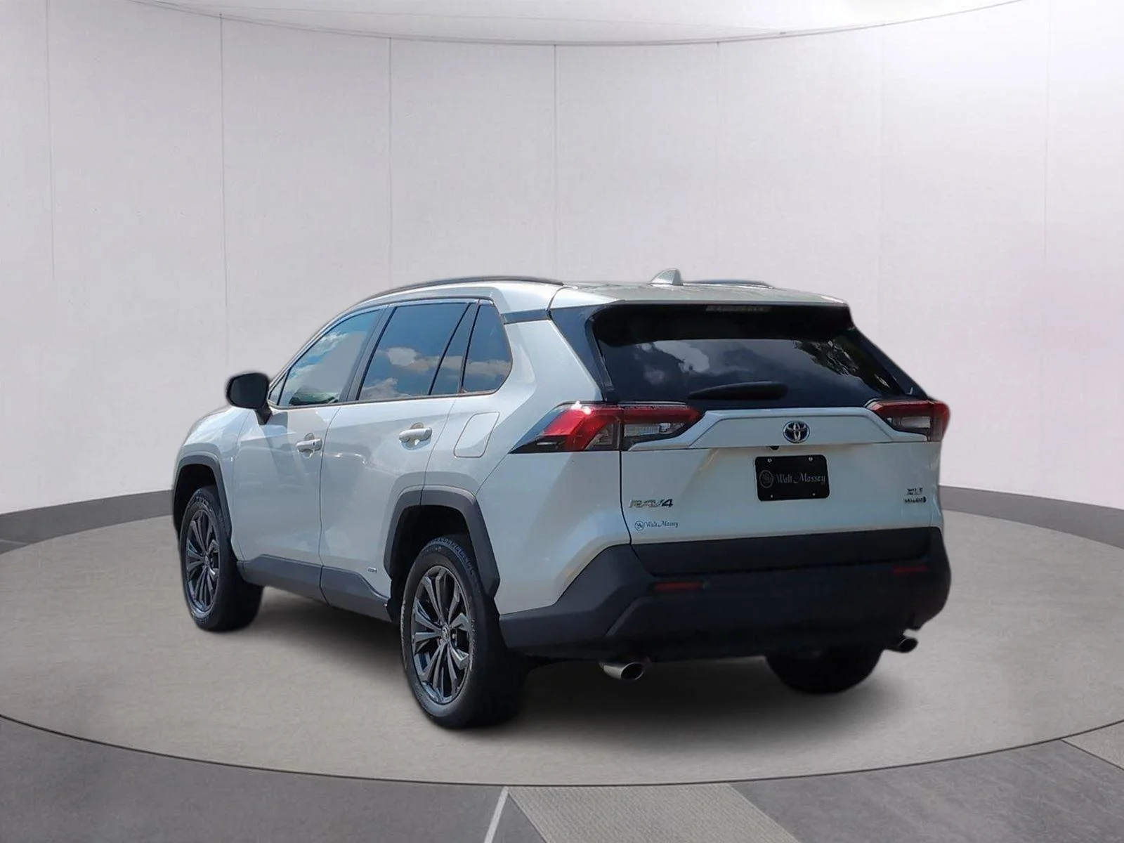 Used 2022 Blizzard Pearl Toyota Hybrid XLE Premium image 3