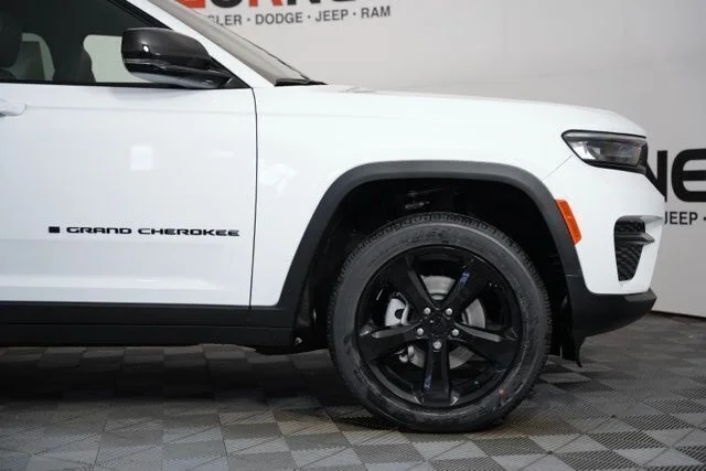 New 2025 Bright White Clear-Coat Exterior Paint Jeep Altitude X image 46