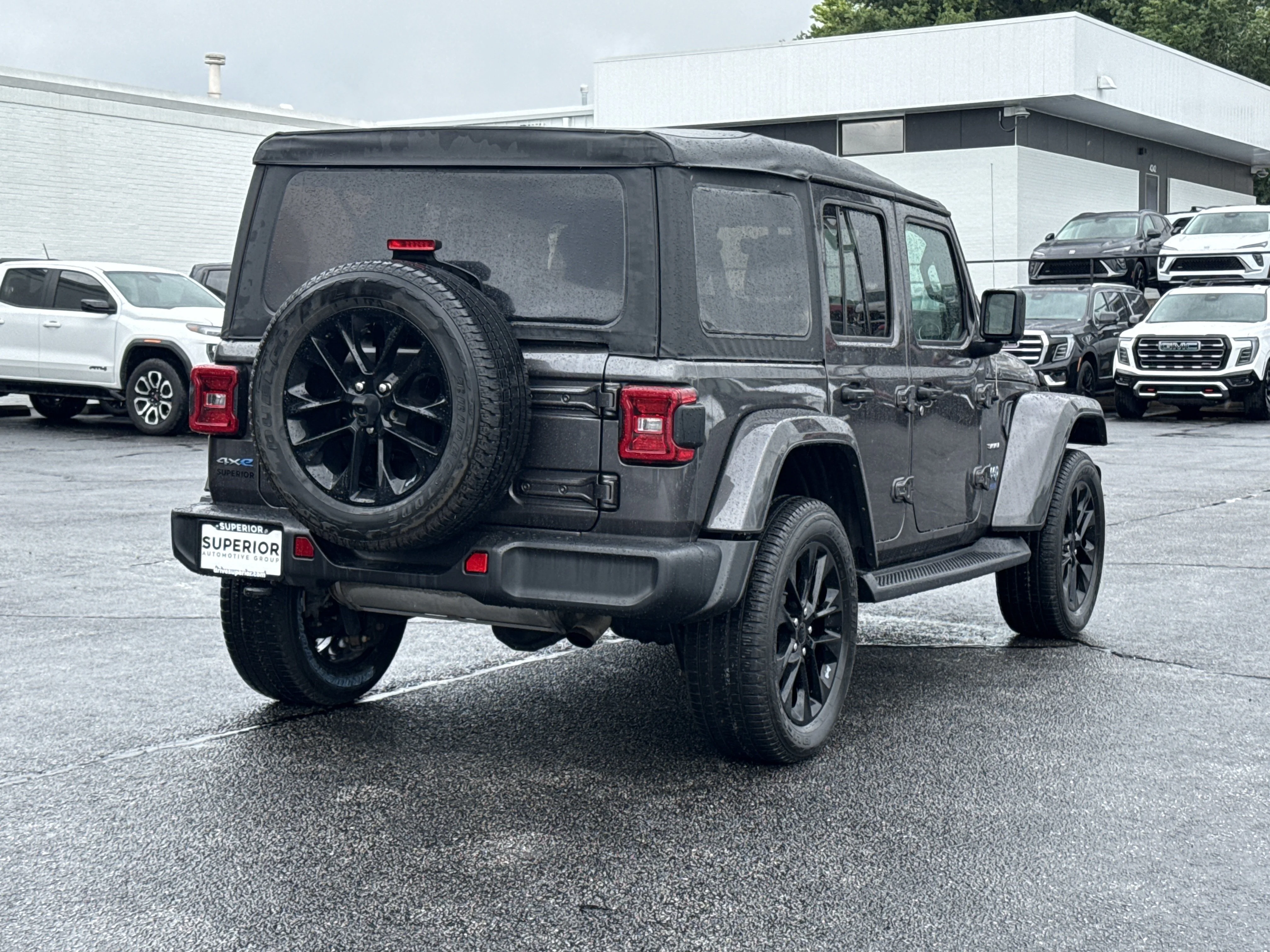 Used 2021 Granite Crystal Metallic Clearcoat Jeep Unlimited Sahara 4WD image 3