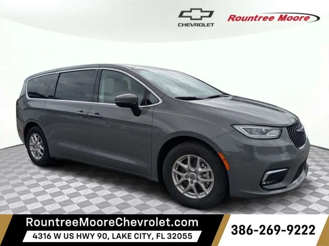 2023 Chrysler Pacifica Touring L's photo