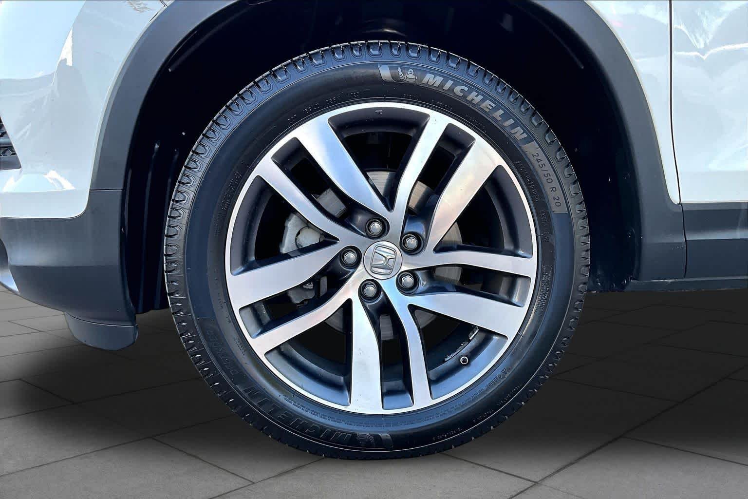 Used 2018 White Diamond Pearl Honda Touring image 11