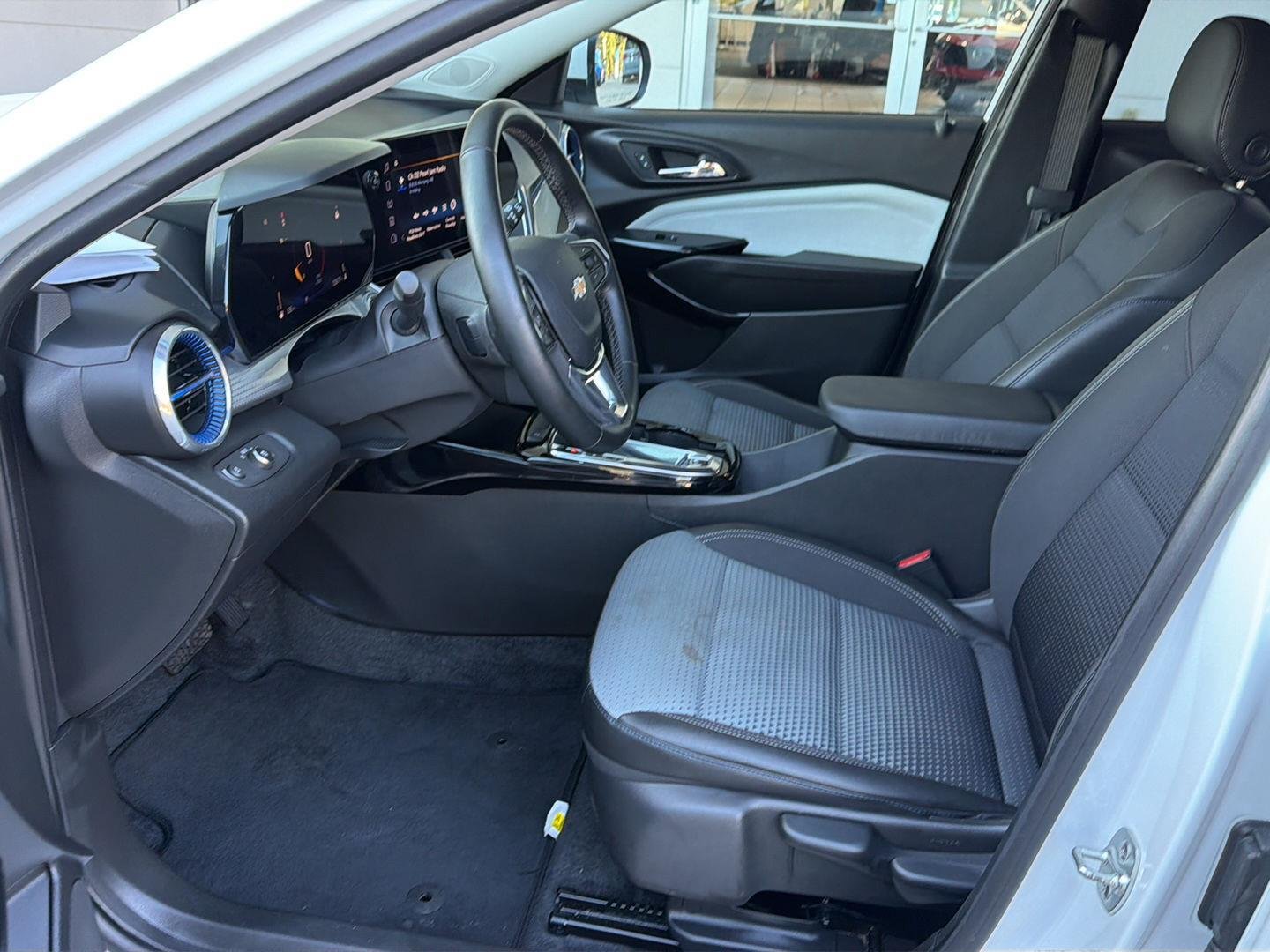 Used 2025 Summit White Chevrolet LT image 10