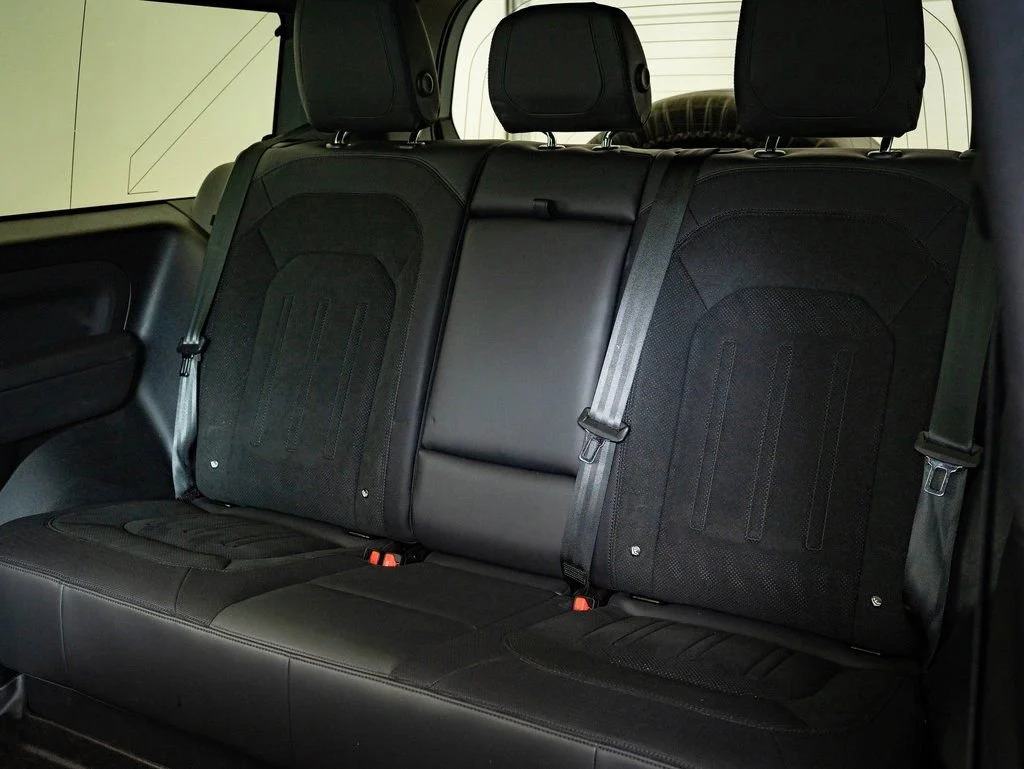 Used 2022 White Land Rover V8 image 30