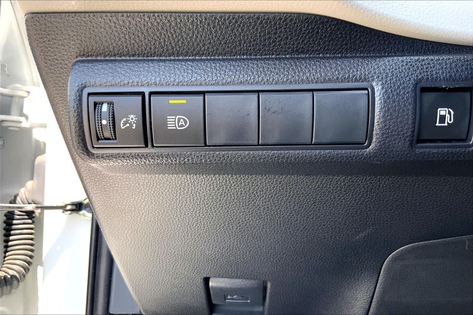 Used 2024 Ice Cap Toyota Hybrid LE image 33