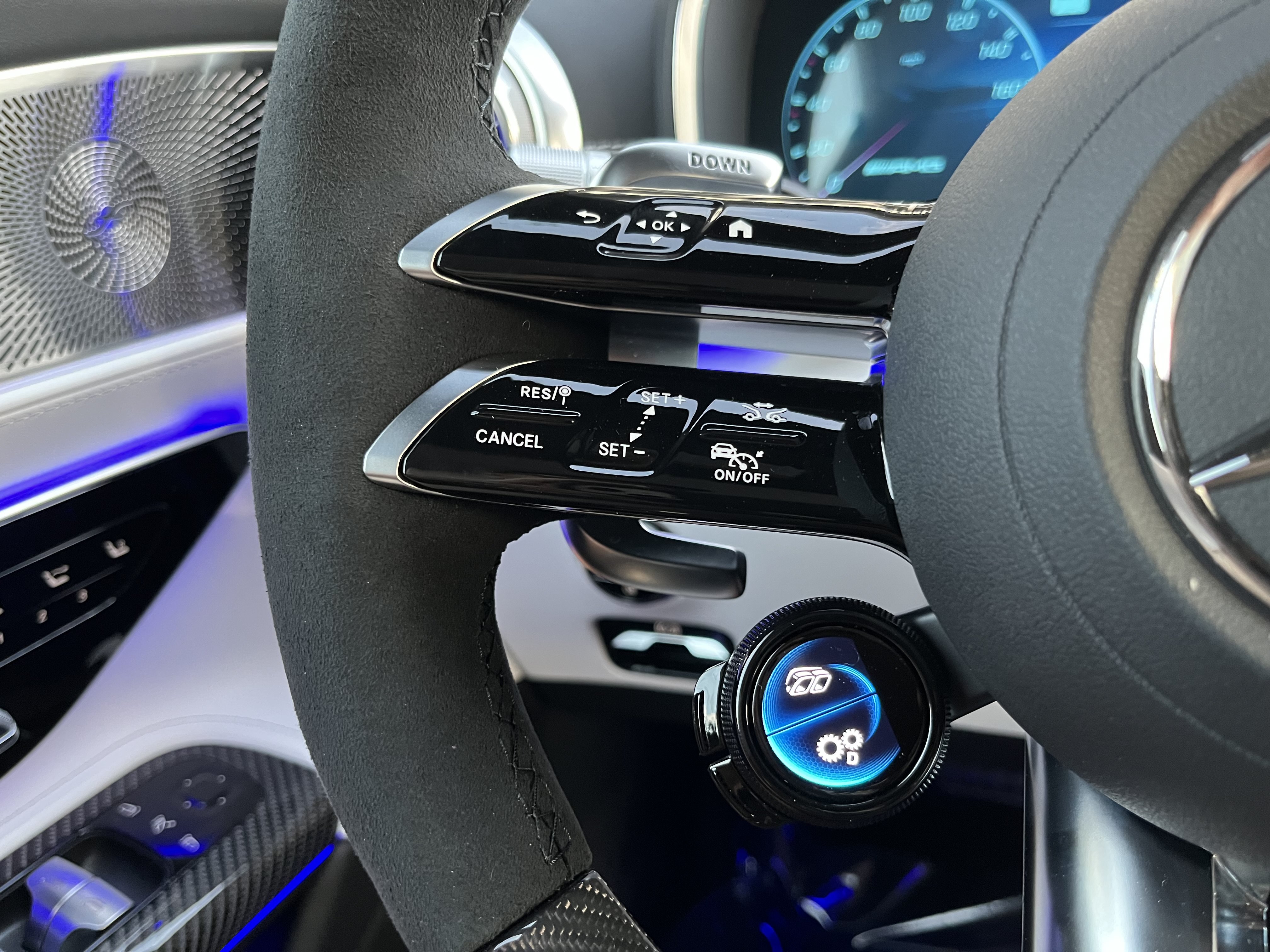 New 2026 MANUFAKTUR Starling Blue Magno Mercedes-Benz AMG® SL 43 image 25