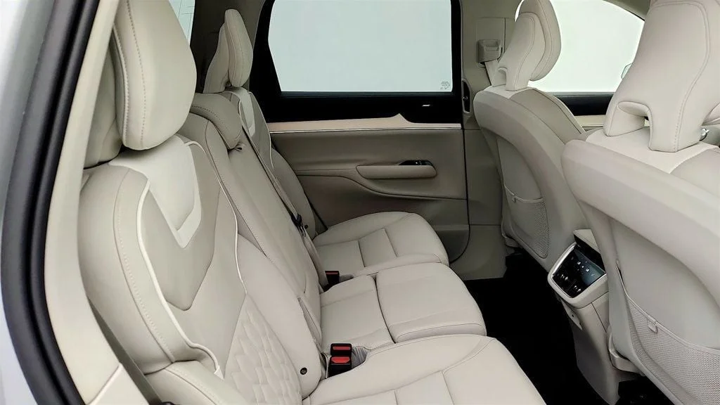 Used 2025 Vapour Grey Metallic Volvo Twin Motor Ultra 7-Seater image 20