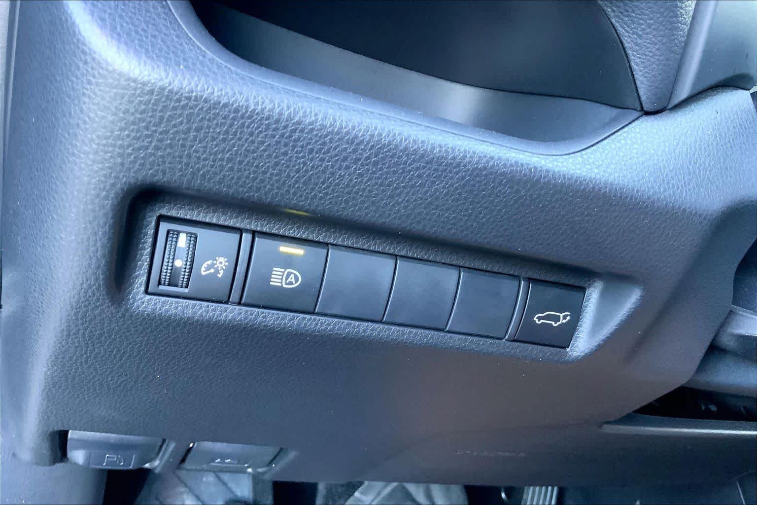Used 2025 Midnight Black Metallic Toyota XLE Premium image 33