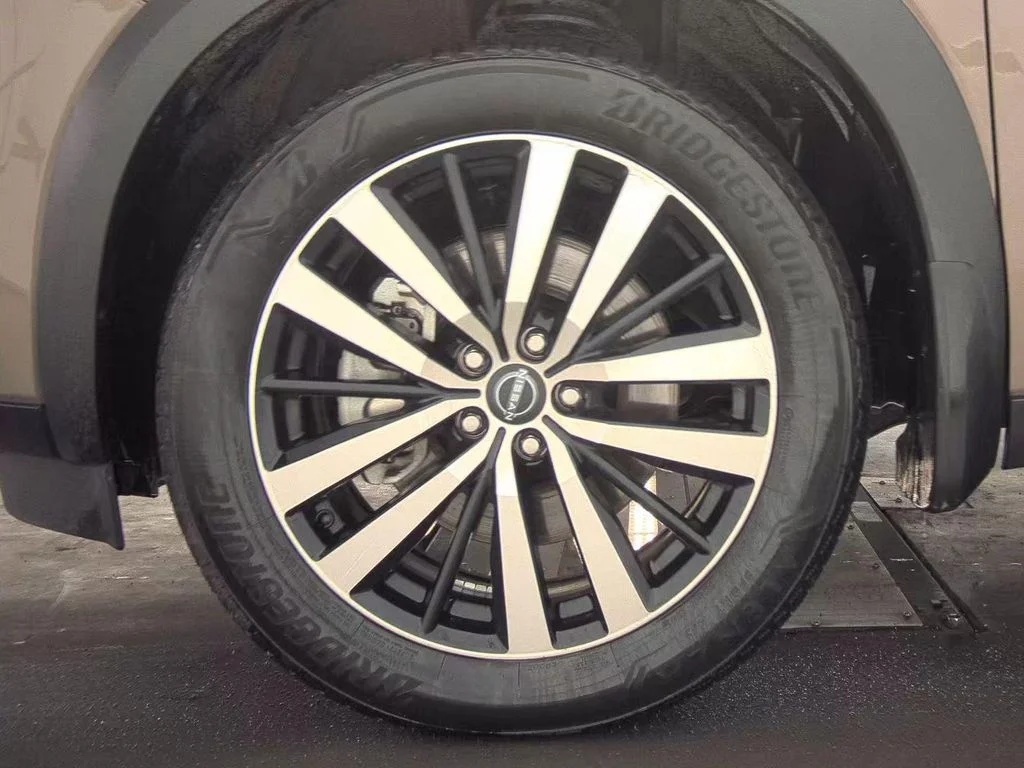 Used 2025 Beige Nissan Platinum image 4
