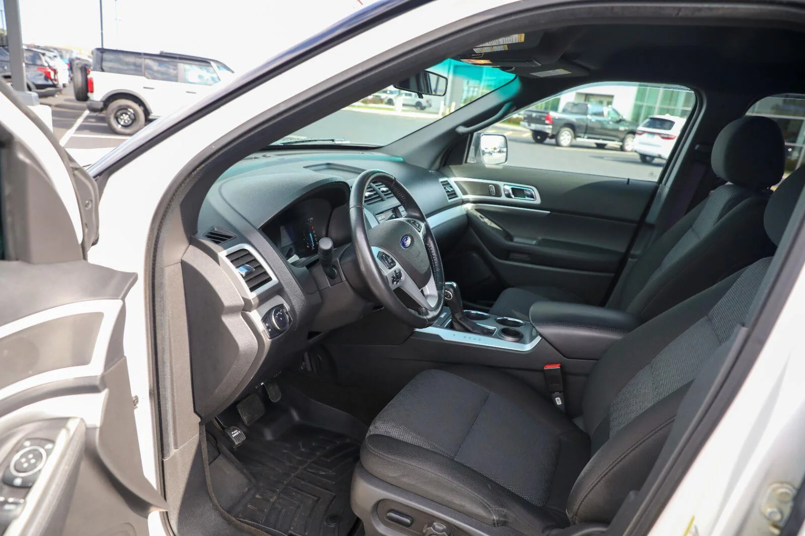 Used 2013 White Platinum Metallic Tri-Coat Ford XLT image 25