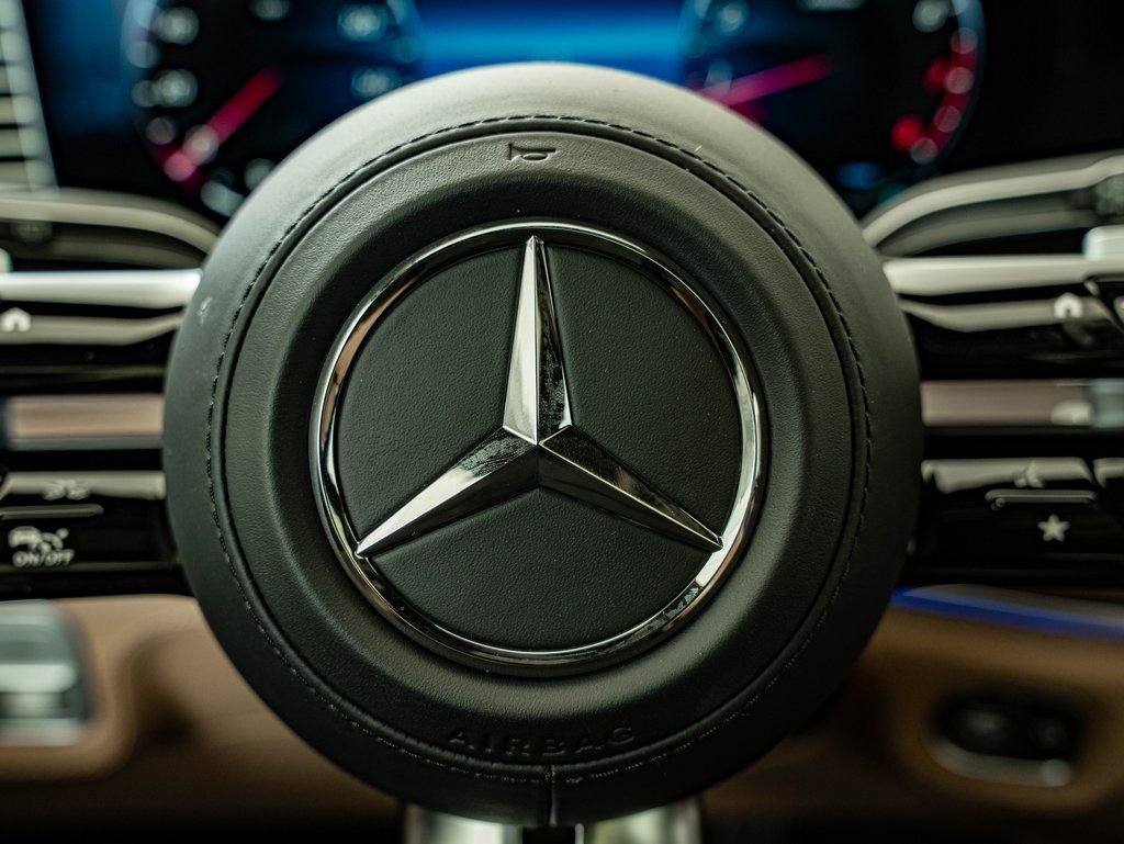 New 2026 MANUFAKTUR Moonlight White Metallic Mercedes-Benz GLS 580 image 24