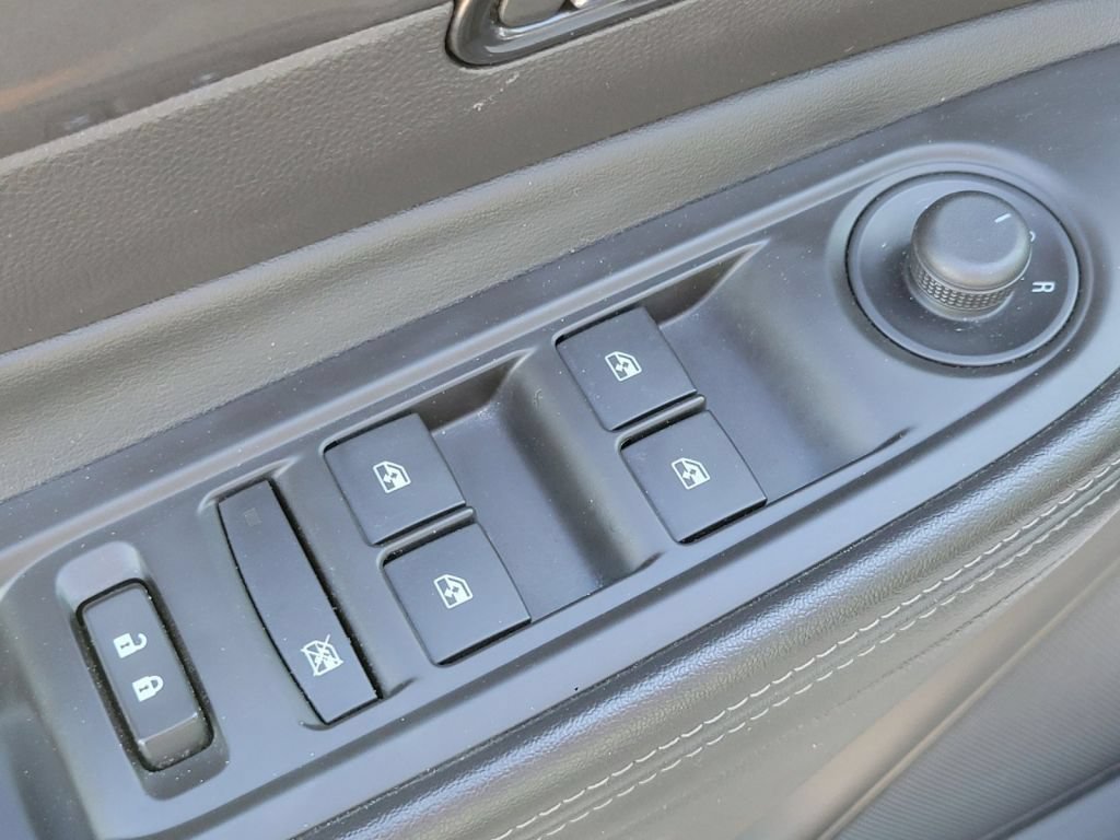 Used 2018 Summit White Buick Essence image 28