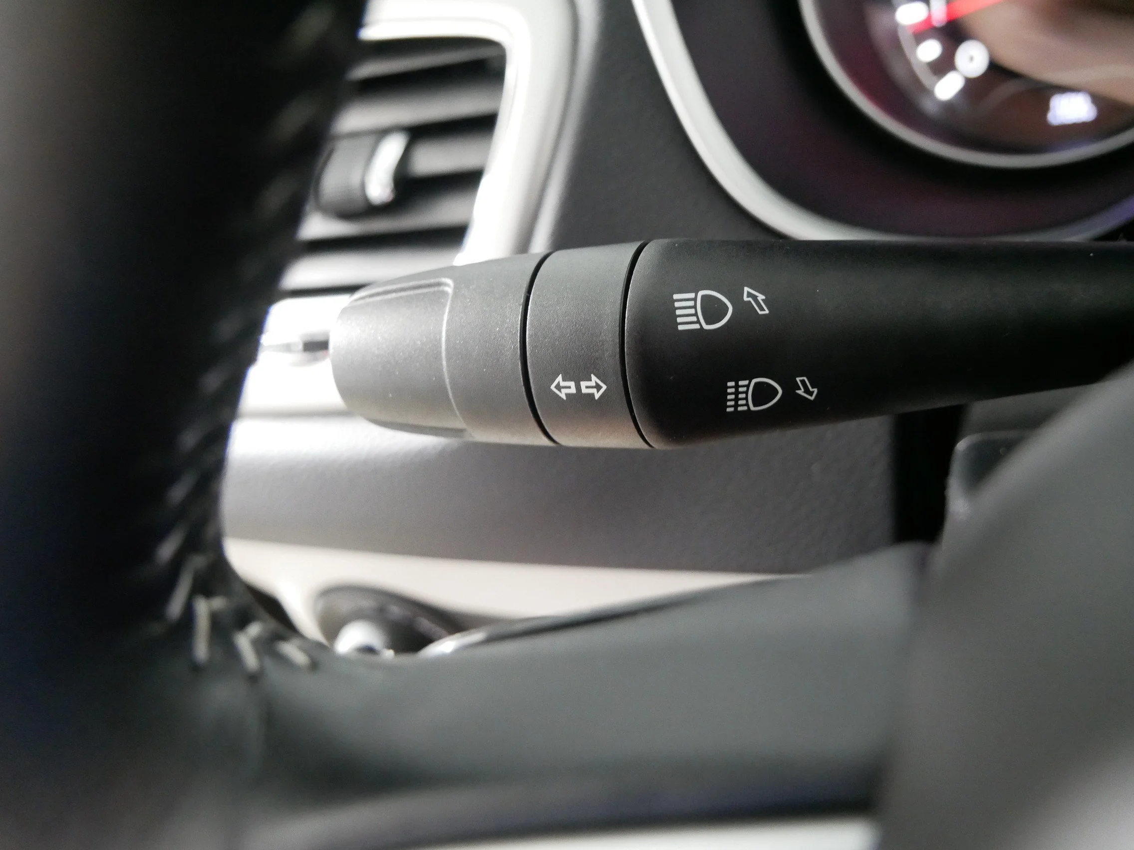 Used 2017 Diamond Black Crystal Pearlcoat Jeep Latitude image 32