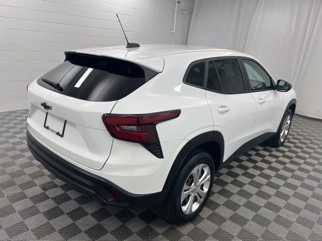 Used 2024 Summit White Chevrolet LS image 5