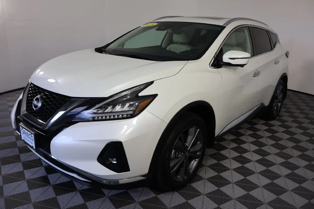 Used 2023 Pearl White Nissan Platinum image 4