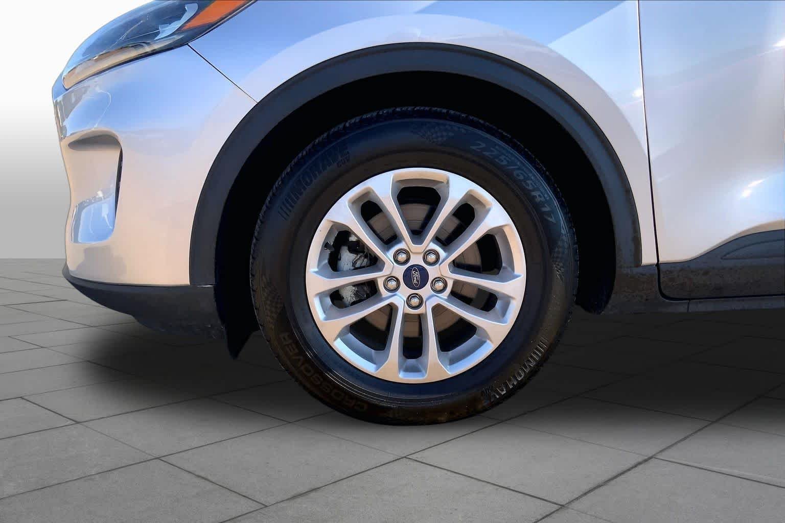 Used 2020 Ingot Silver Metallic Ford SE image 11