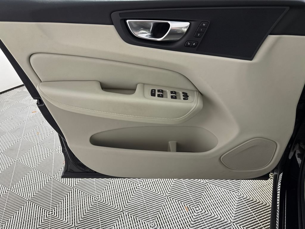 2025 Volvo XC60 Plus - Photo 9