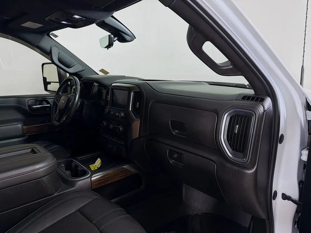 Used 2021 Iridescent Pearl Tricoat Chevrolet High Country image 27