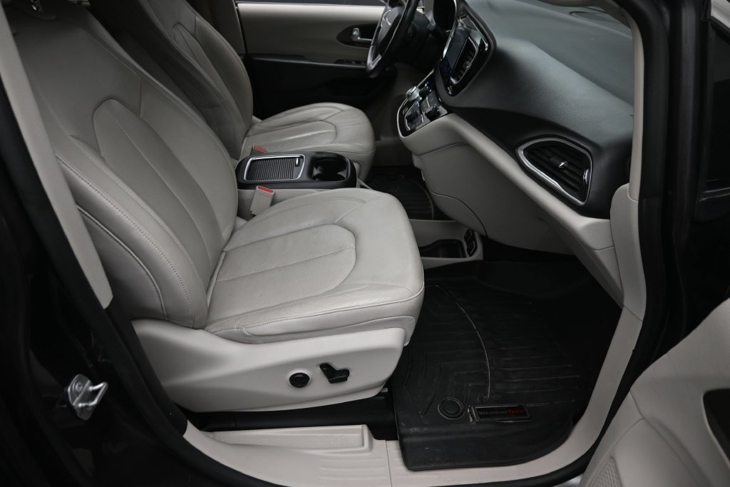 Used 2018 Gray Chrysler Touring L Plus image 9