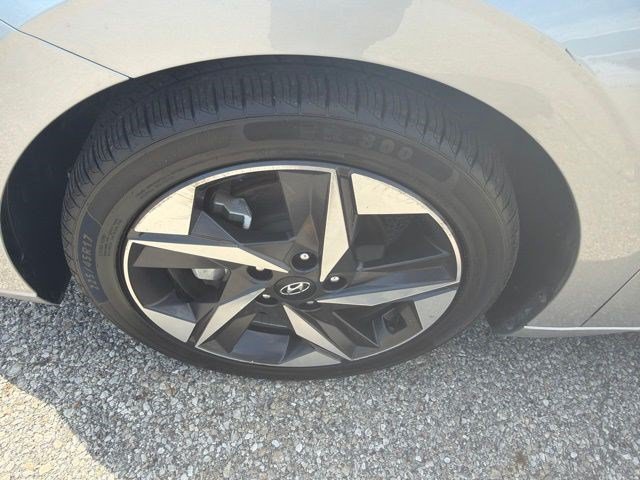 Used 2023 Shimmering Silver Pearl Hyundai SEL image 10
