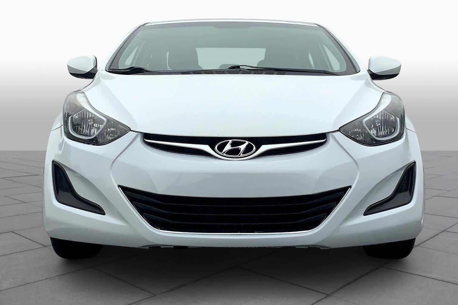 Used 2016 Quartz White Pearl Hyundai SE image 3