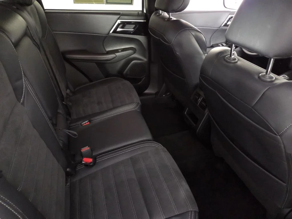 Used 2024 White Mitsubishi SE Black Edition image 21