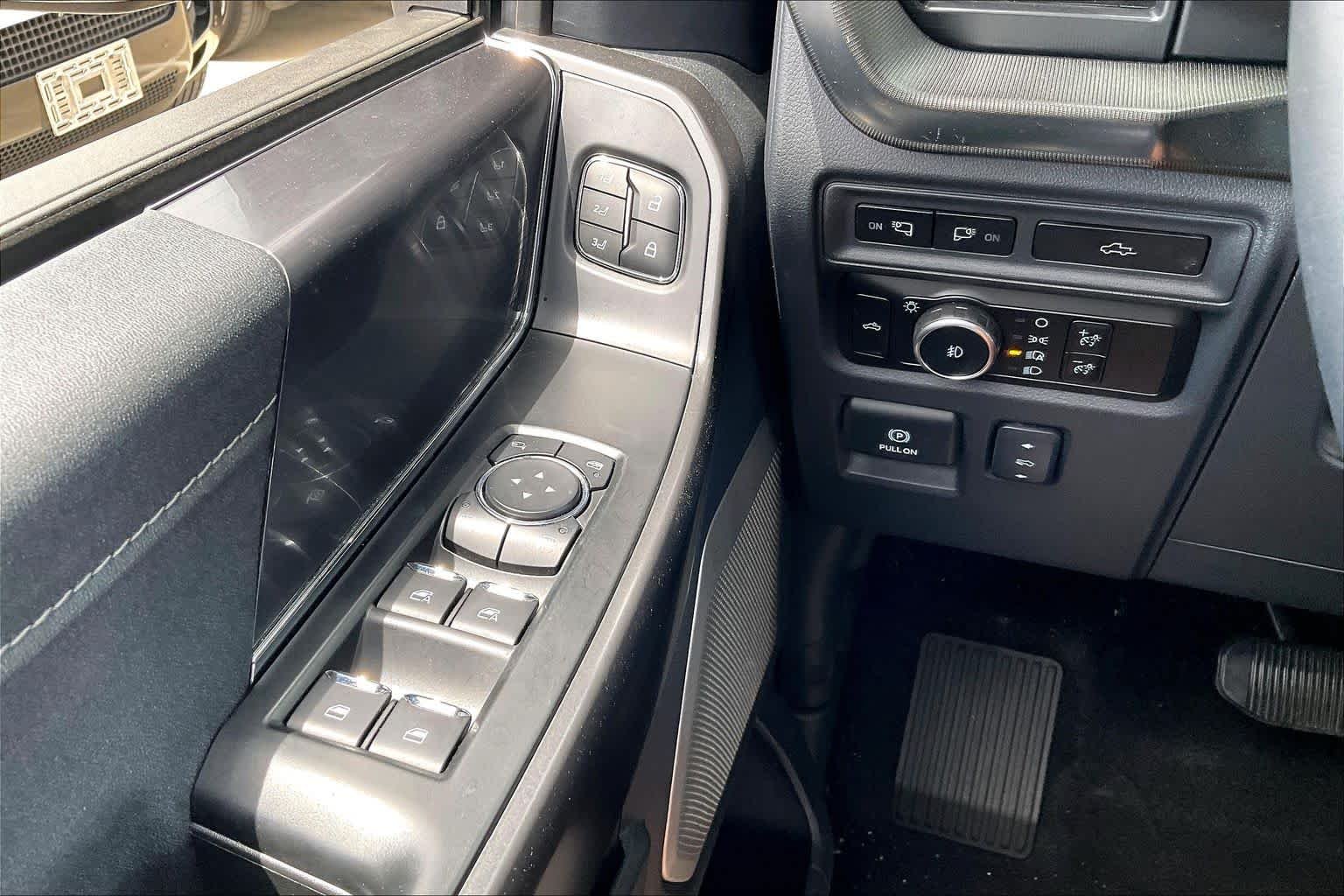 Used 2024 Agate Black Metallic Ford LARIAT image 32