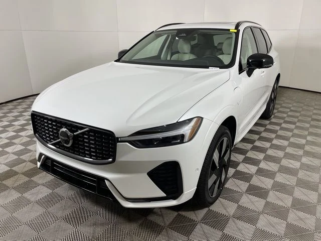 Certified Used 2025 Crystal White Volvo Plus image 5