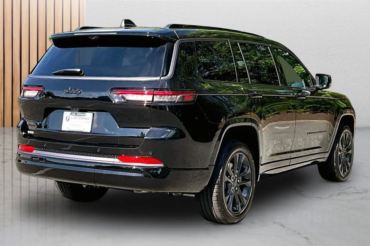 New 2026 Diamond Black Crystal Pearl-Coat Exterior Paint Jeep Limited image 9